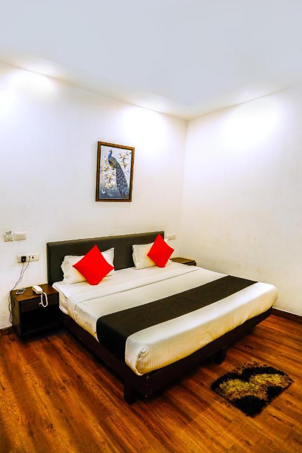 Airport Hotel Tashree Ню Делхи Екстериор снимка