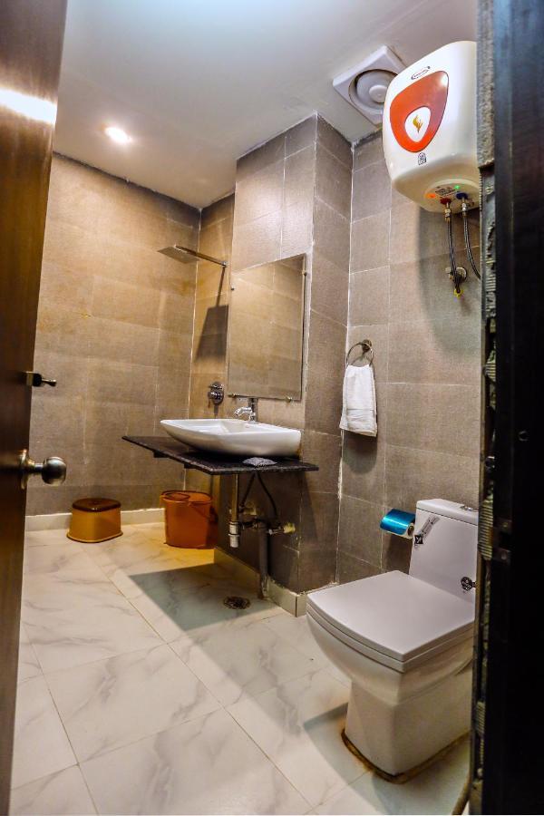 Airport Hotel Tashree Ню Делхи Екстериор снимка