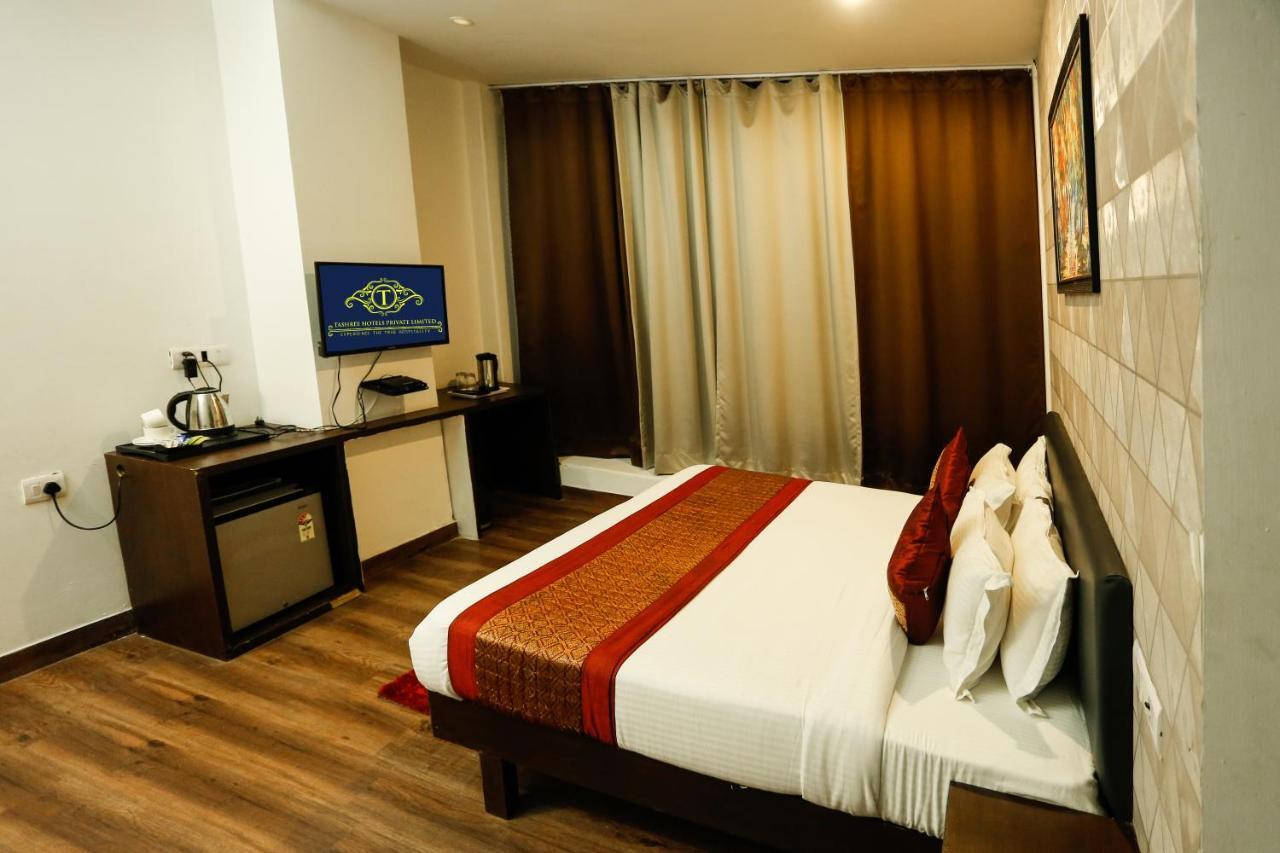 Airport Hotel Tashree Ню Делхи Екстериор снимка