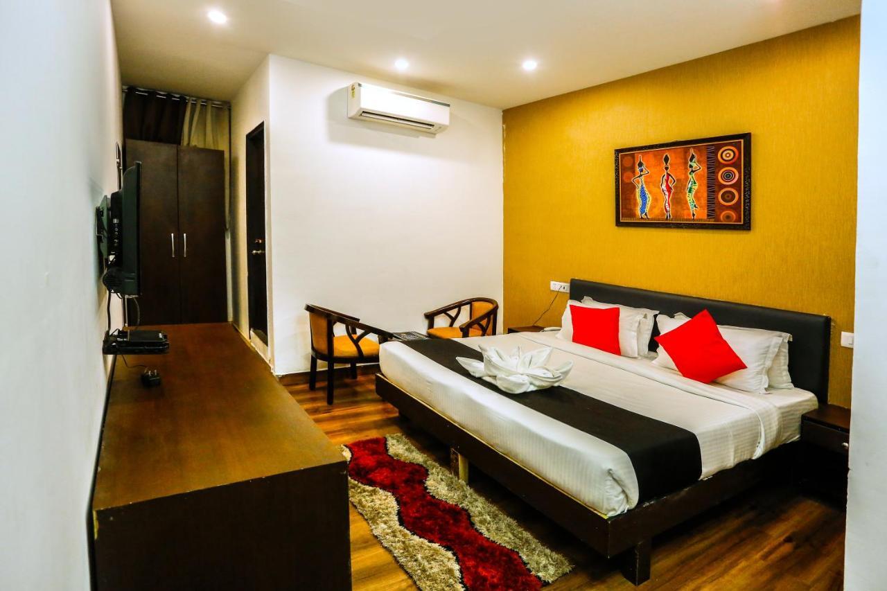 Airport Hotel Tashree Ню Делхи Екстериор снимка