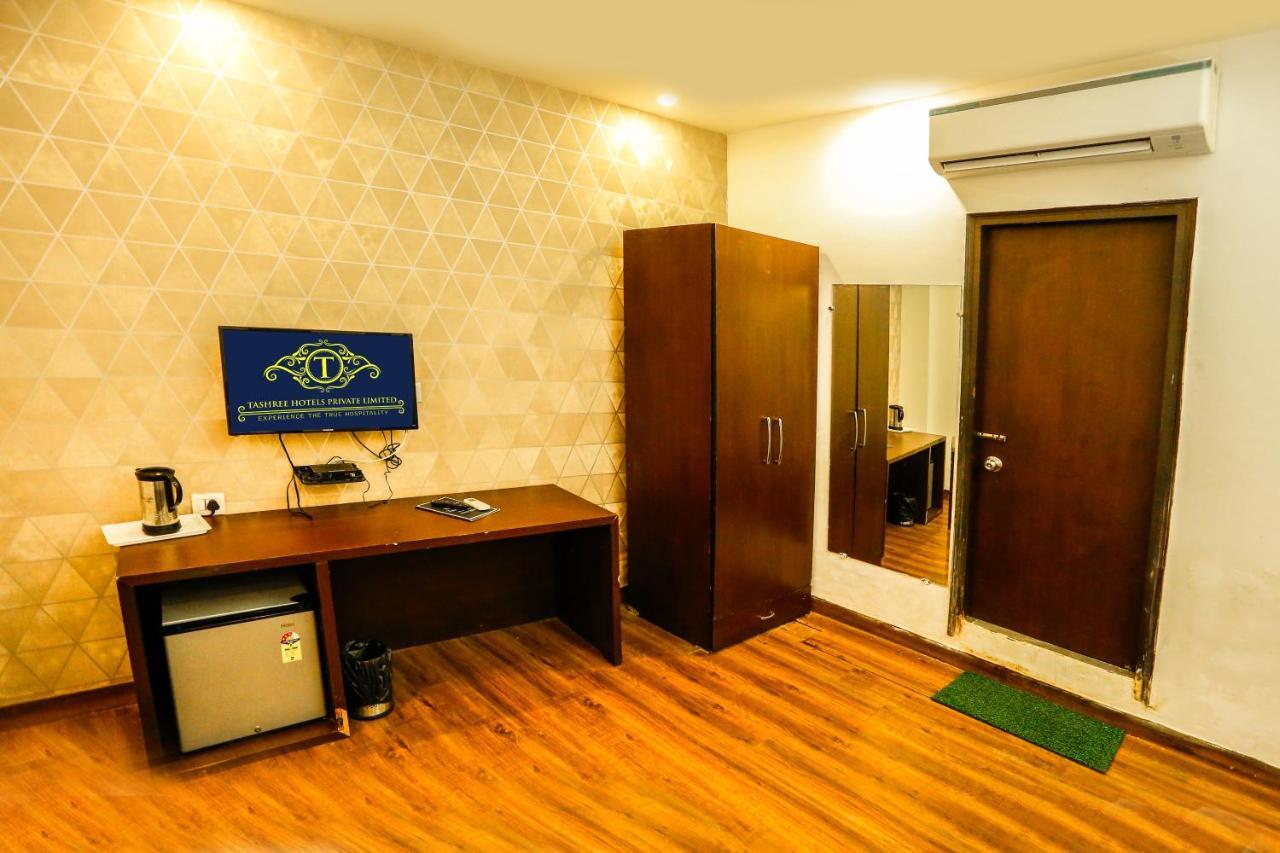 Airport Hotel Tashree Ню Делхи Екстериор снимка