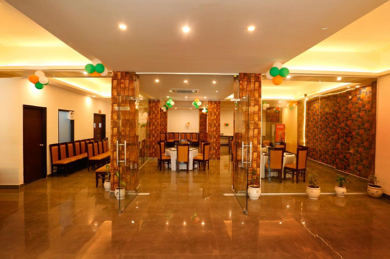 Airport Hotel Tashree Ню Делхи Екстериор снимка