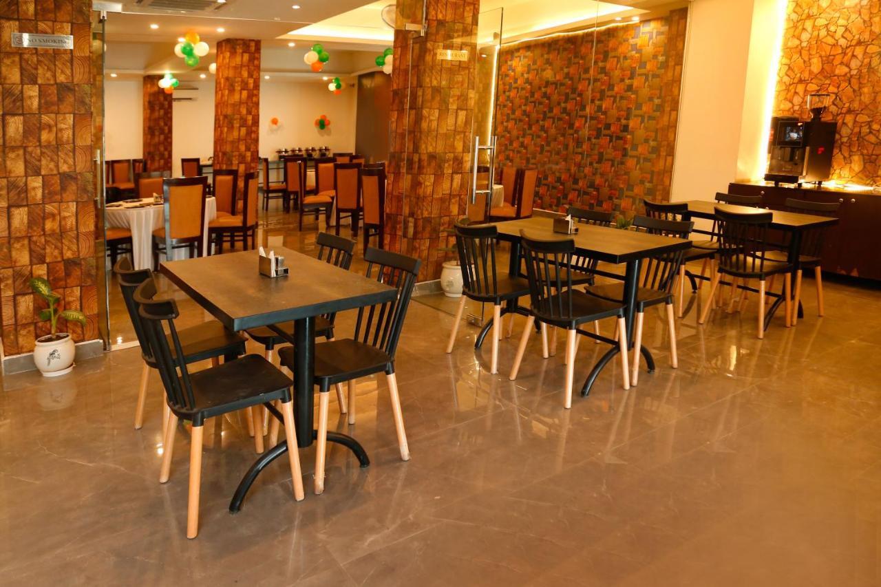 Airport Hotel Tashree Ню Делхи Екстериор снимка