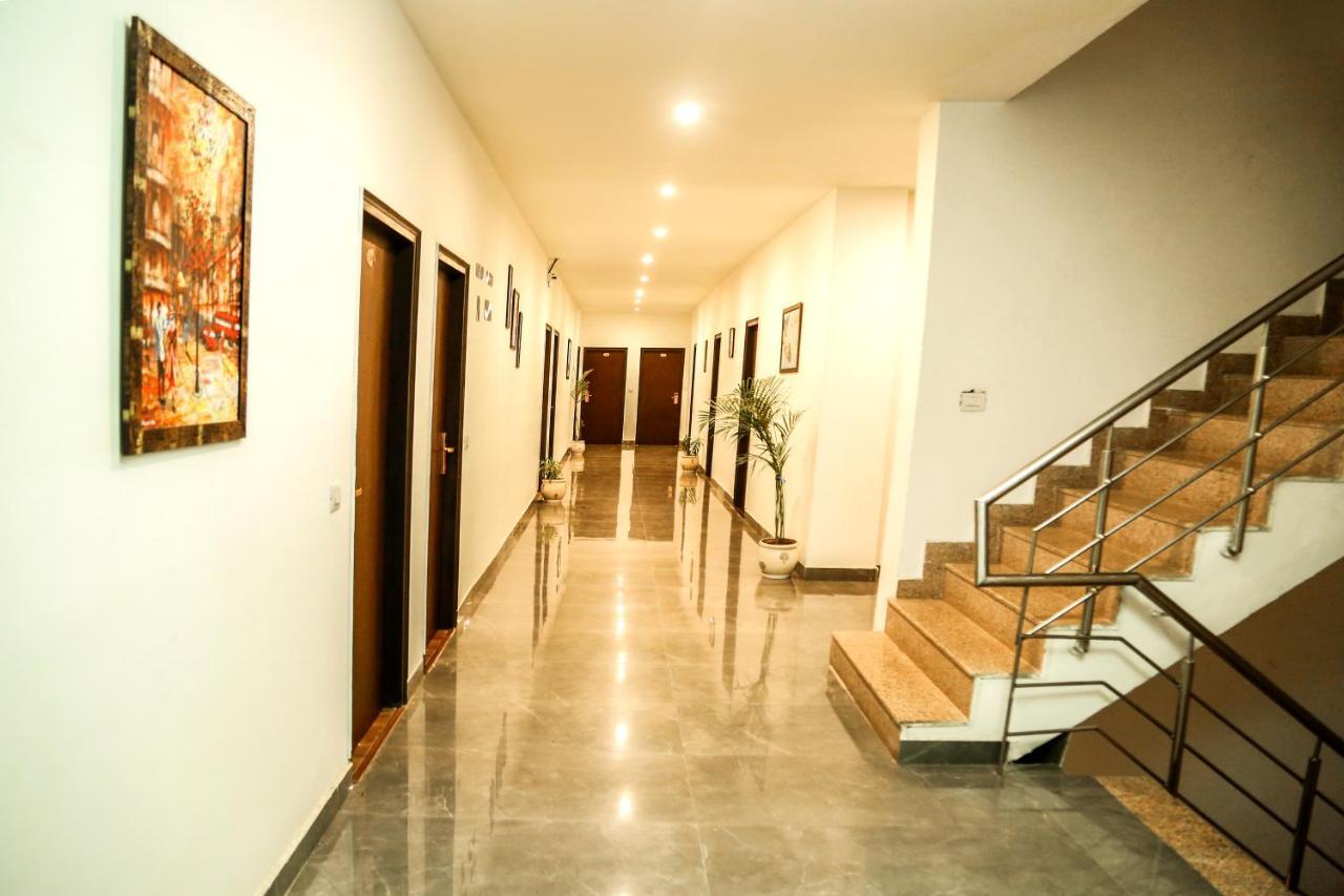 Airport Hotel Tashree Ню Делхи Екстериор снимка